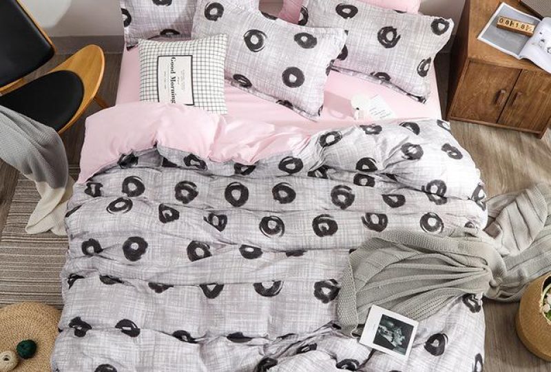57947-6fefb6.jpg Parure de lit grise à motif ronds noir. Bonne qualité, confortable et à la mode sur un lit dans une maison