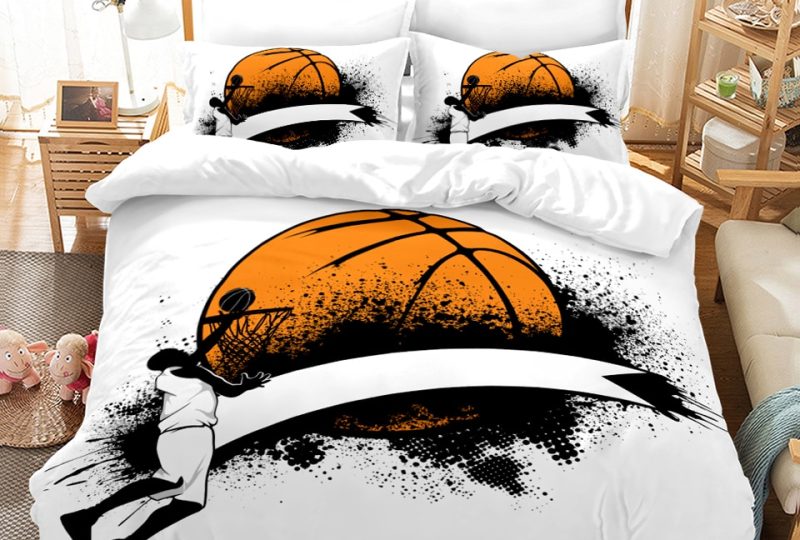 Parure de lit blanche imprimé homme qui joue au basketball. Bonne qualité, confortable et à la mode sur un lit dans une maison