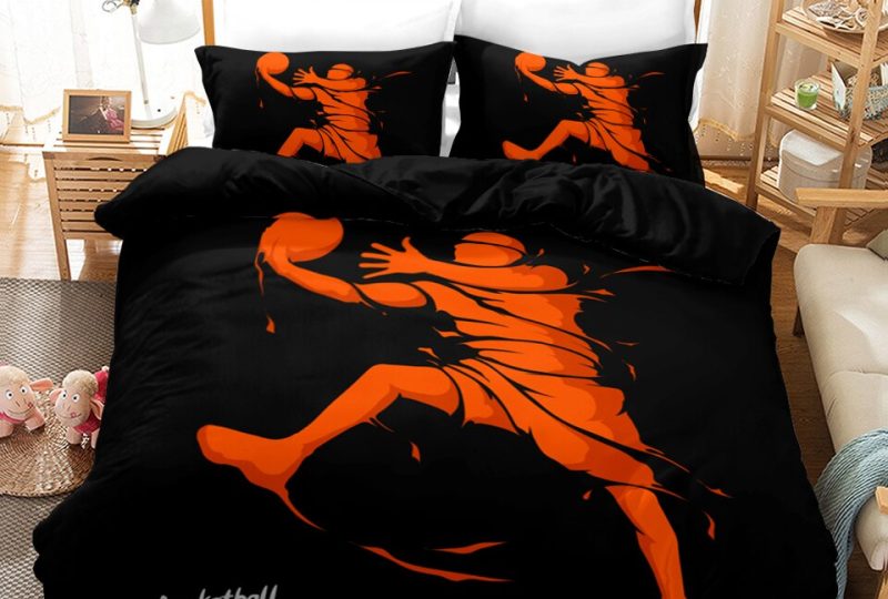 57996-2f7001.jpg Parure de lit noir imprimé homme faisant un dunk. Bonne qualité, confortable et à la mode sur un lit dans une maison
