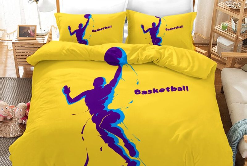 Parure de lit jaune à motif homme faisant un dunk. Bonne qualité, confortable et à la mode sur un lit dans une maison