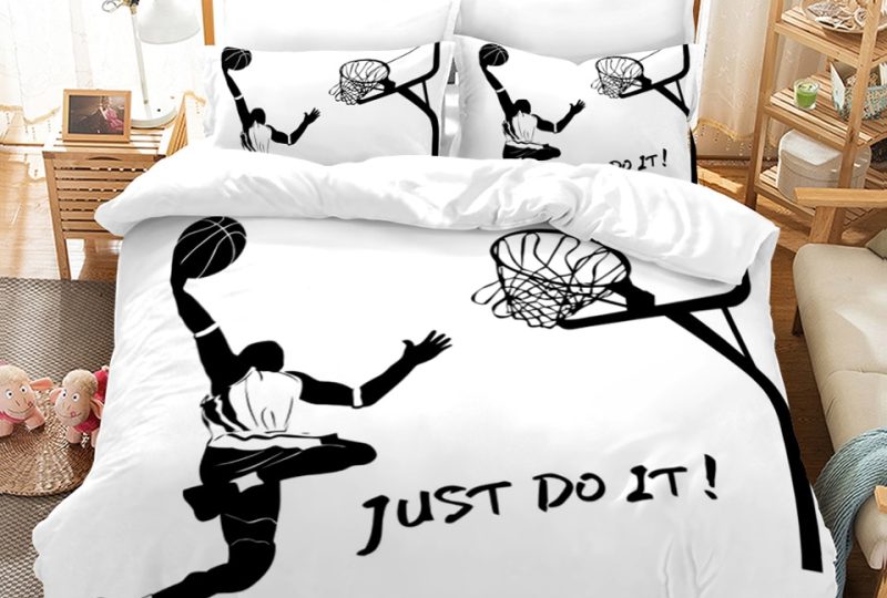 Parure de lit jaune à motif homme faisant un dunk. Bonne qualité, confortable et à la mode sur un lit dans une maison