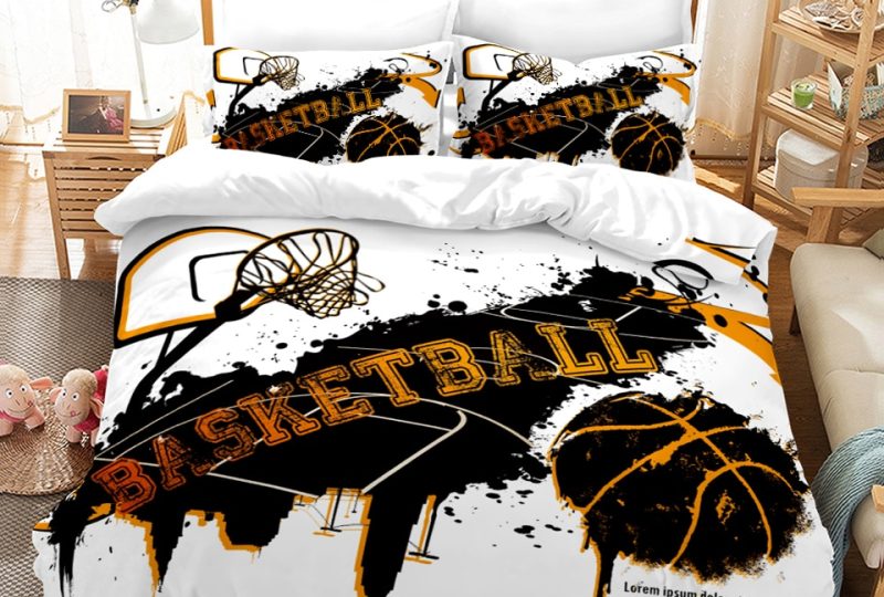 Parure de lit blanche inscription Basketball. Bonne qualité, confortable et à la mode sur un lit dans une maison