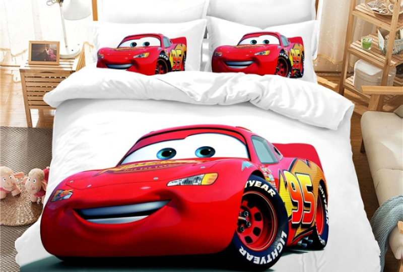 Parure de lit Cars avec Flash sur fond blanc installée sur un lit dans une chambre d'enfant