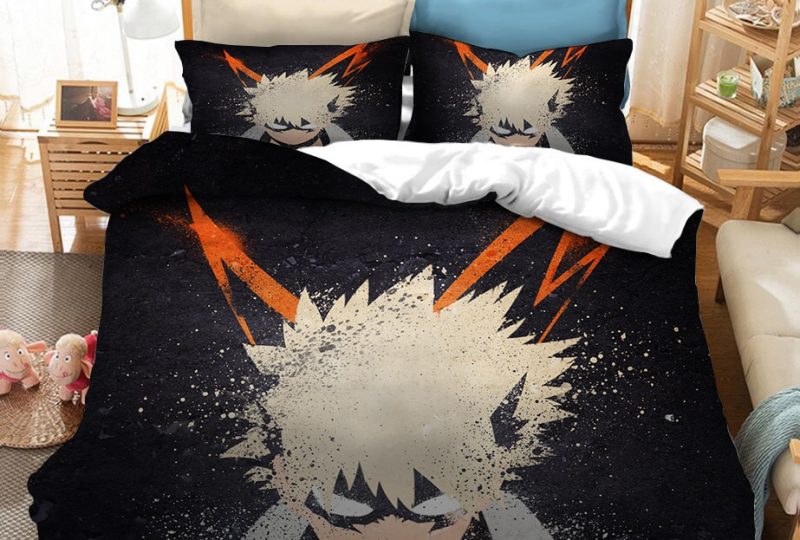 Parure de lit noir à motif Katsuki Bakugo de My Hero Academia. Bonne qualité, confortable et à la mode sur un lit dans une maison