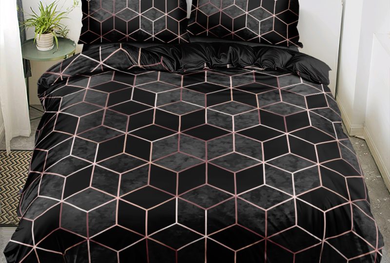 Parure de lit scandinave noire avec carrés en 3D dorés installée sur un lit dans une chambre