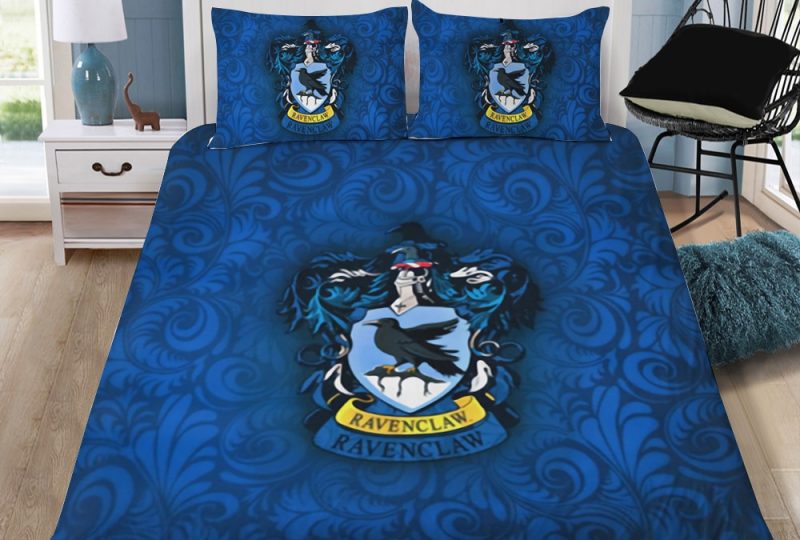 Parure de lit bleue Ravenclaw. Bonne qualité, confortable et à la mode sur un lit dans une maison