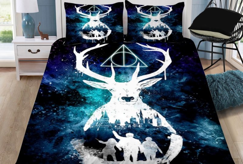 Parure de lit Harry Potter Cerf Patronus. Bonne qualité, confortable et à la mode sur un lit dans une maison