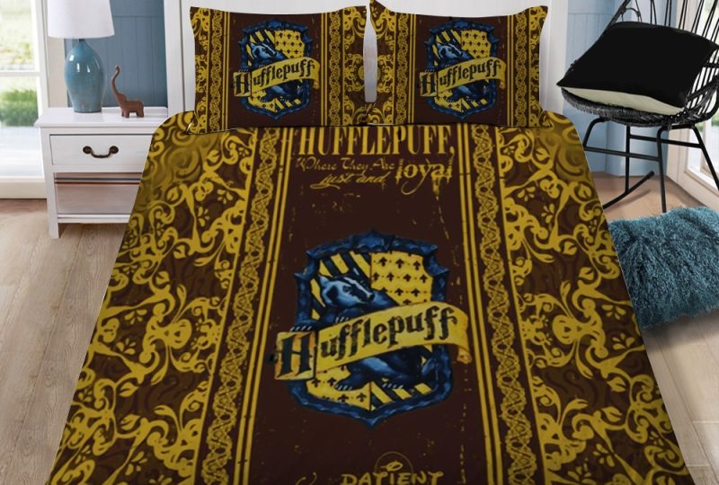 Parure de lit marron et jaune Hufflepuff. Bonne qualité, confortable et à la mode sur un lit dans une maison