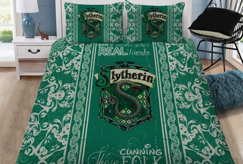 Parure de lit Slytherine Verte. Bonne qualité, confortable et à la mode sur un lit dans une maison