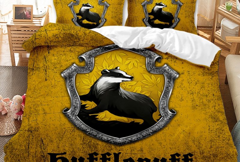 Parure de lit jaune Hufflepuff. Bonne qualité, confortable et à la mode sur un lit dans une maison