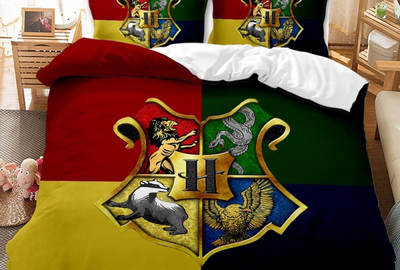 Parure de lit emblème des 4 maisons Harry Potter. Bonne qualité, confortable et à la mode sur un lit dans une maison