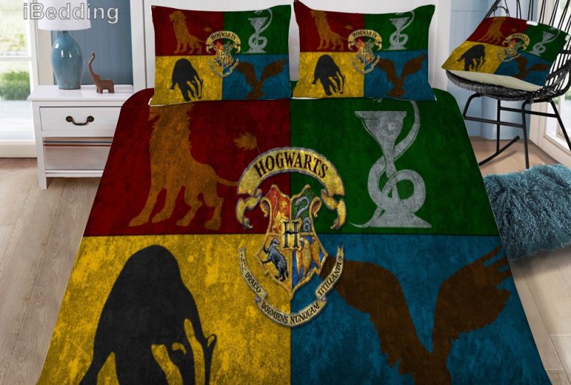 Parure de lit avec imprimé symbole 4 maisons de Poudlard. Bonne qualité, confortable et à la mode sur un lit dans une maison