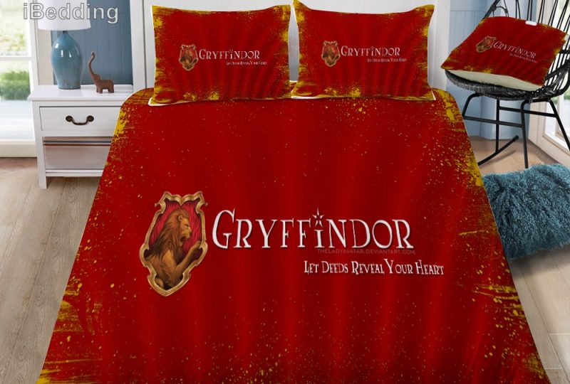 Parure de lit rouge Gryffindor. Bonne qualité, confortable et à la mode sur un lit dans une maison