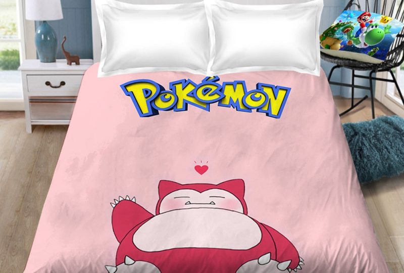 Parure de lit rose Pokémon Ronflex. Bonne qualité, confortable et à la mode sur un lit dans une maison