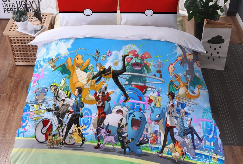 61398-24752b.jpg Parure de lit avec imprimé Pokemons et dresseurs. Bonne qualité, confortable et à la mode sur un lit dans une maison