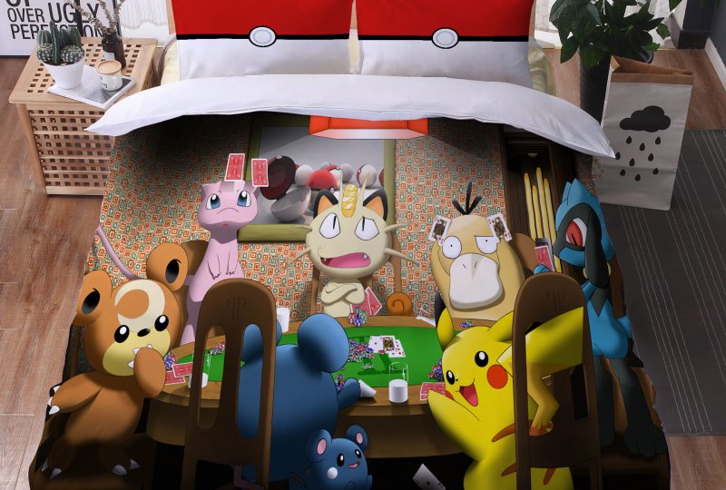 Parure de lit Pokémons qui jouent aux cartes. Bonne qualité, confortable et à la mode sur un lit dans une maison