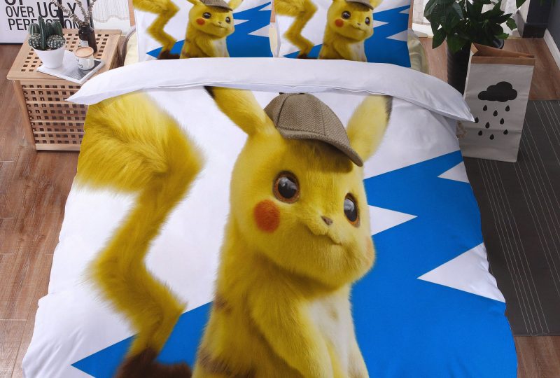 Parure de lit blanc bleu motif Pikachu. Bonne qualité, confortable et à la mode sur un lit dans une maison