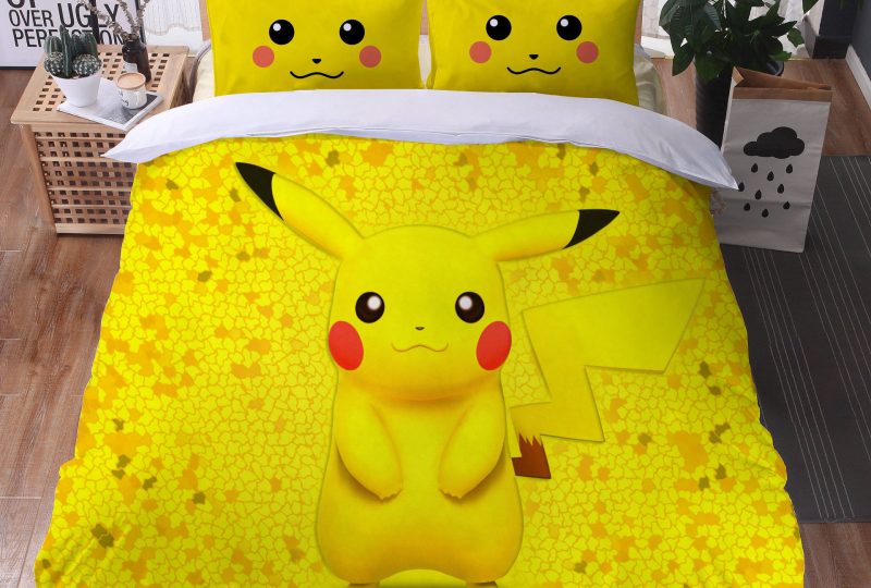 Parure de lit jaune Pikachu. Bonne qualité, confortable et à la mode sur un lit dans une maison