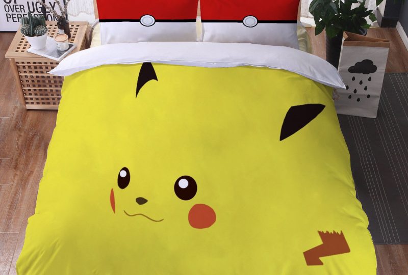 Parure de lit jaune à motif Pikachu. Bonne qualité, confortable et à la mode sur un lit dans une maison