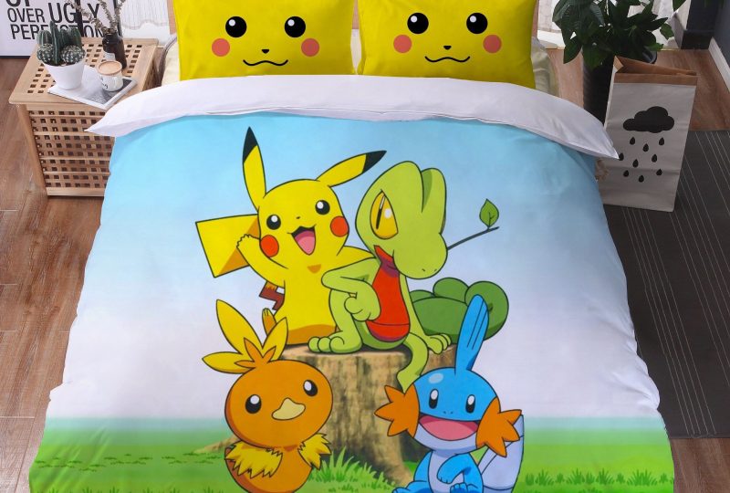 Parure de lit Pikachu, Arcko, Poussifeu et Gobou. Bonne qualité, confortable et à la mode sur un lit dans une maison