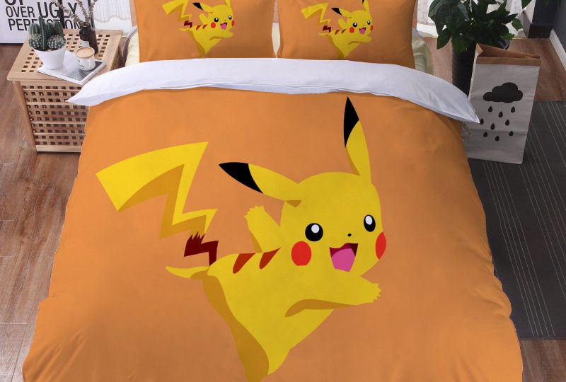 Parure de lit orange cantaloupe avec imprimé Pikachu. Bonne qualité, confortable et à la mode sur un lit dans une maison