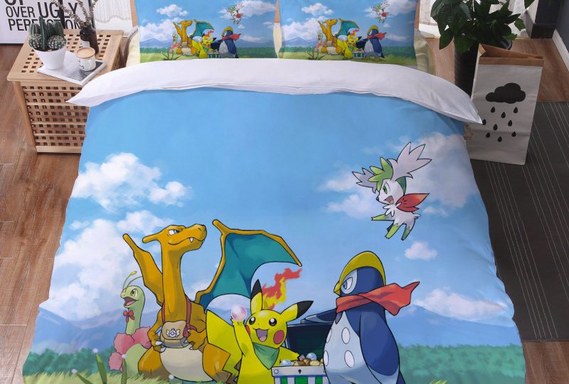 Parure de lit camping Pokémon. Bonne qualité, confortable et à la mode sur un lit dans une maison