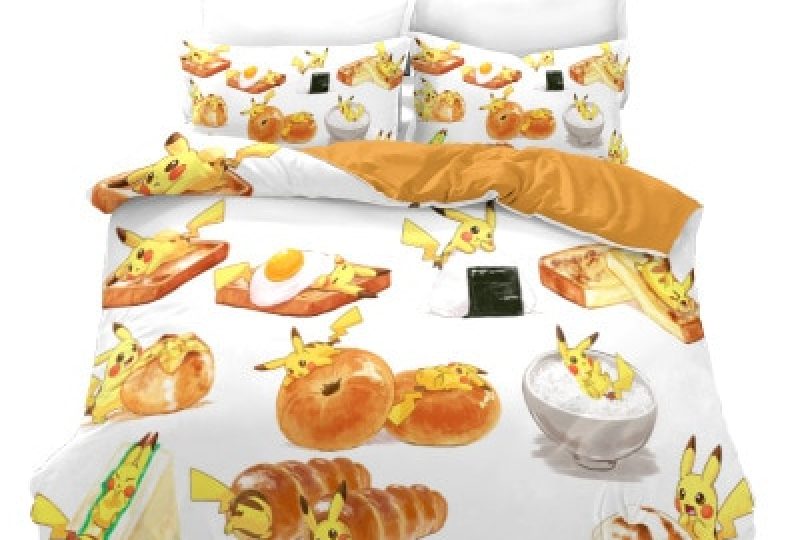 Parure de lit patisserie et Pikachu. Bonne qualité, confortable et à la mode sur un lit dans une maison