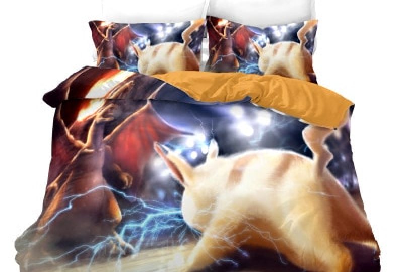 Parure de lit Pikatsu contre Dracofeu. Bonne qualité, confortable et à la mode sur un lit dans une maison