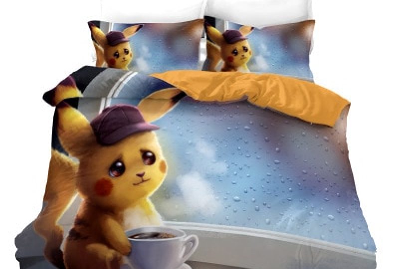 Parure de lit avec imprimé Pikachu. Bonne qualité, confortable et à la mode sur un lit dans une maison