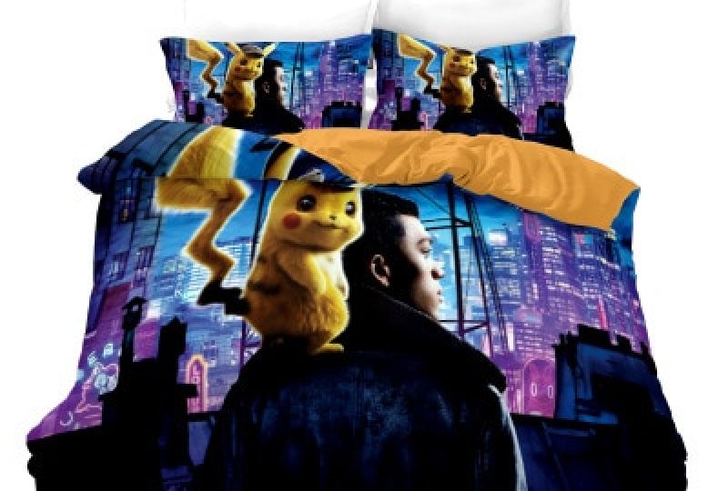 Parure de lit Pokemon Detective Pikachu. Bonne qualité, confortable et à la mode sur un lit dans une maison