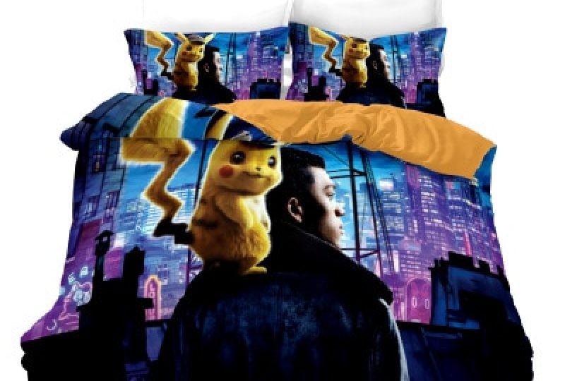 61777-fce4da.jpg Parure de lit Pokemon Detective Pikachu. Bonne qualité, confortable et à la mode sur un lit dans une maison