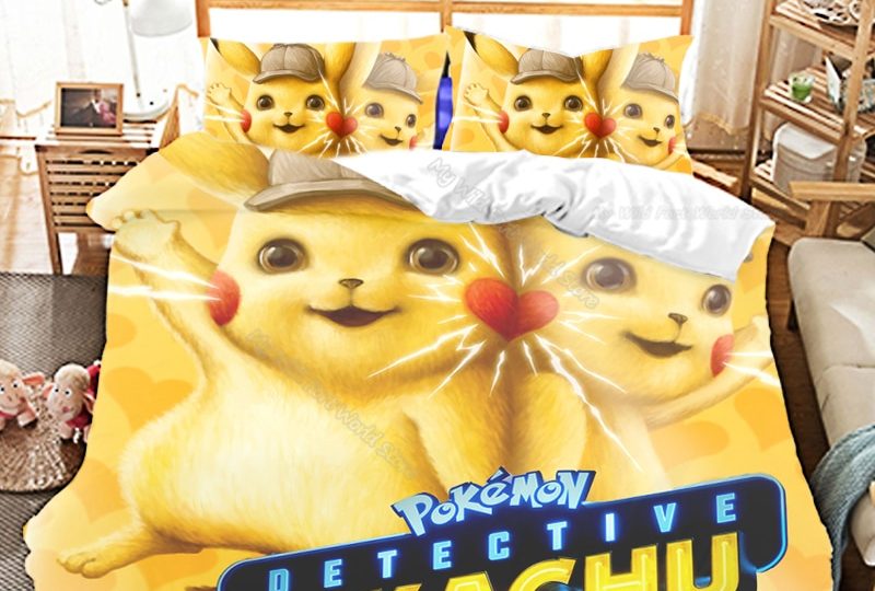 Parure de lit jaune Pikachu détective cœur. Bonne qualité, confortable et à la mode sur un lit dans une maison