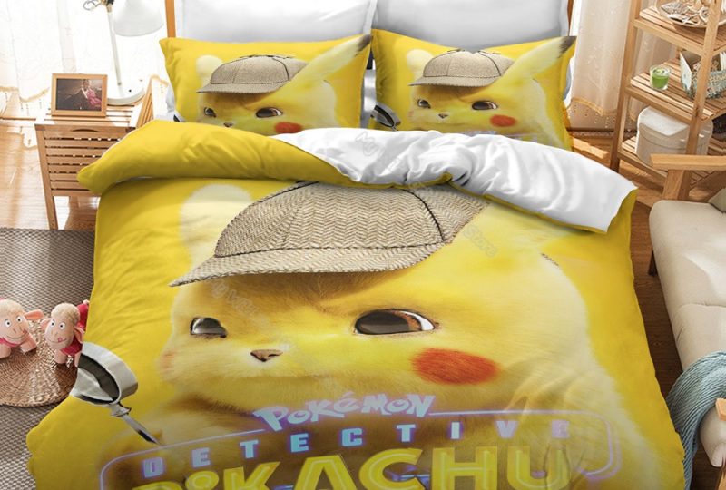 Parure de lit jaune avec imprimé détecteur Pikachu. Bonne qualité, confortable et à la mode sur un lit dans une maison