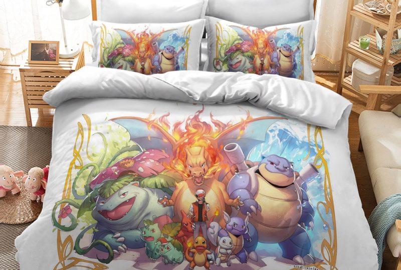 Parure de lit blanche évolution de Bulbizarre, Dracofeu et Carapuce. Bonne qualité, confortable et à la mode sur un lit dans une maison