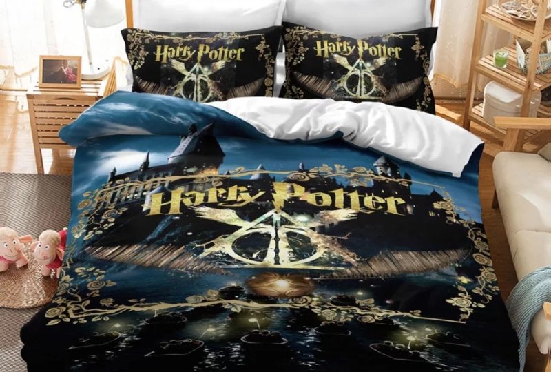 Parure de lit Harry Potter fond Poudlard. Bonne qualité, confortable et à la mode sur un lit dans une maison