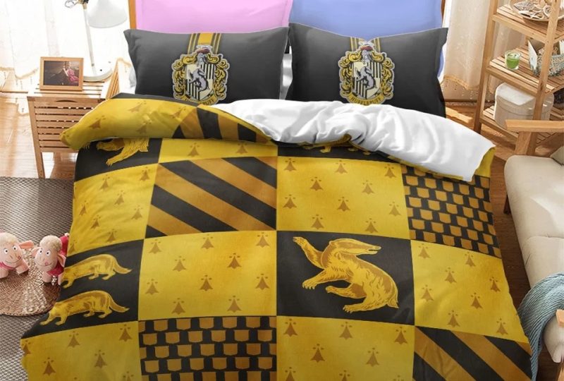 Parure de lit imprimé mosaïque Poufsouffle. Bonne qualité, confortable et à la mode sur un lit dans une maison