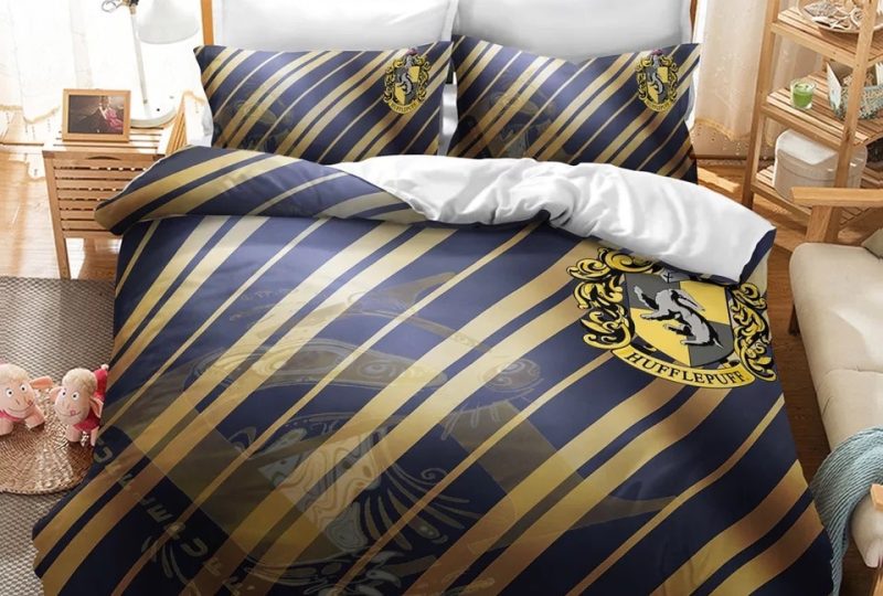 Parure de lit Poufsouffle à rayure bleu marron. Bonne qualité, confortable et à la mode sur un lit dans une maison