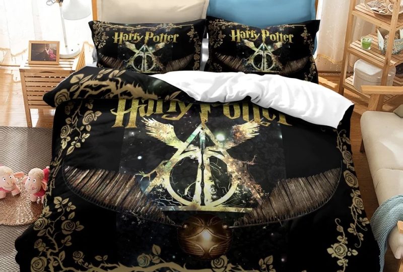 Parure de lit relique de la mort contour fleuri Harry Potter. Bonne qualité, confortable et à la mode sur un lit dans une maison