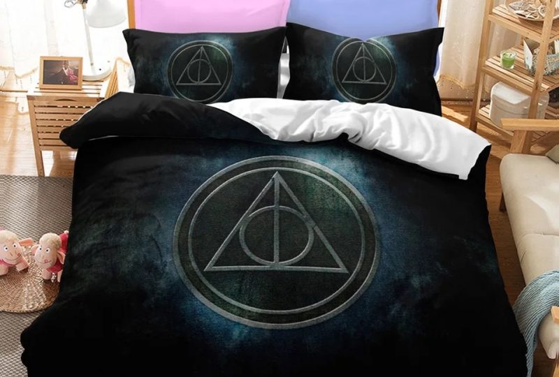 Parure de lit noir Harry Potter relique de la mort. Bonne qualité, confortable et à la mode sur un lit dans une maison