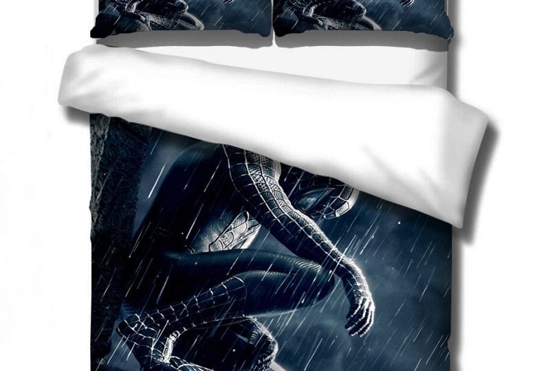 Parure de lit Venom sous la pluie. Bonne qualité, confortable sur un lit dans une maison