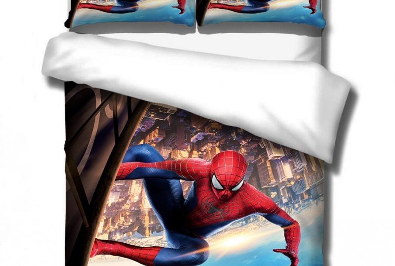 Parure de lit Spiderman intrépide. Bonne qualité, confortable et à la mode sur un lit dans une maison