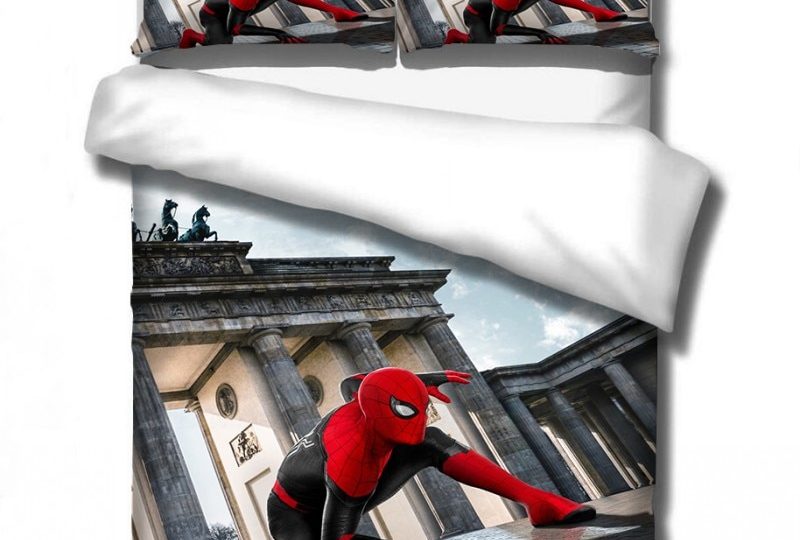 Parure de lit Spiderman vs Electro. Bonne qualité, confortable et à la mode sur un lit dans une maison