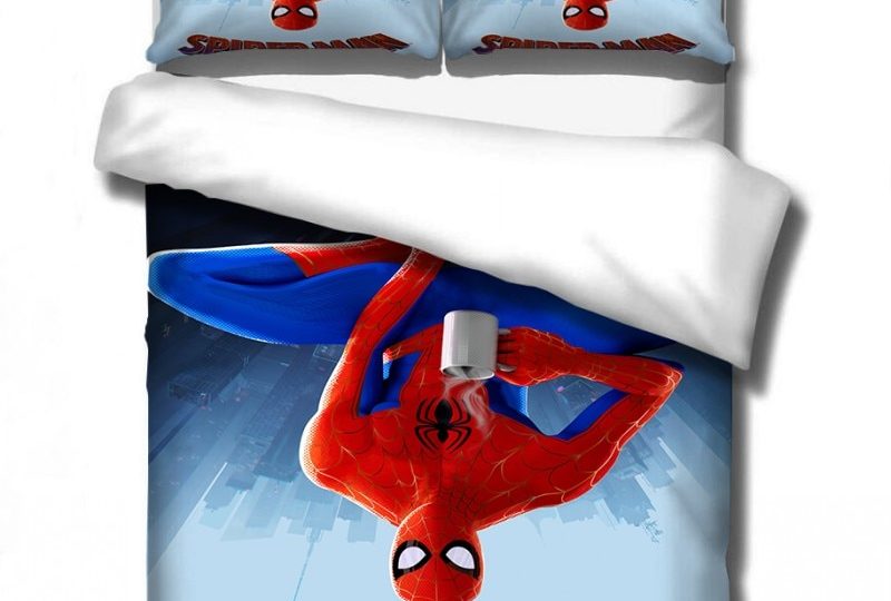 Parure de lit Spiderman suspendu. Bonne qualité, confortable et à la mode sur un lit dans une maison