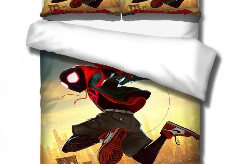 Parure de lit Spiderman New génération en envol. Bonne qualité, confortable et à la mode sur un lit dans une maison