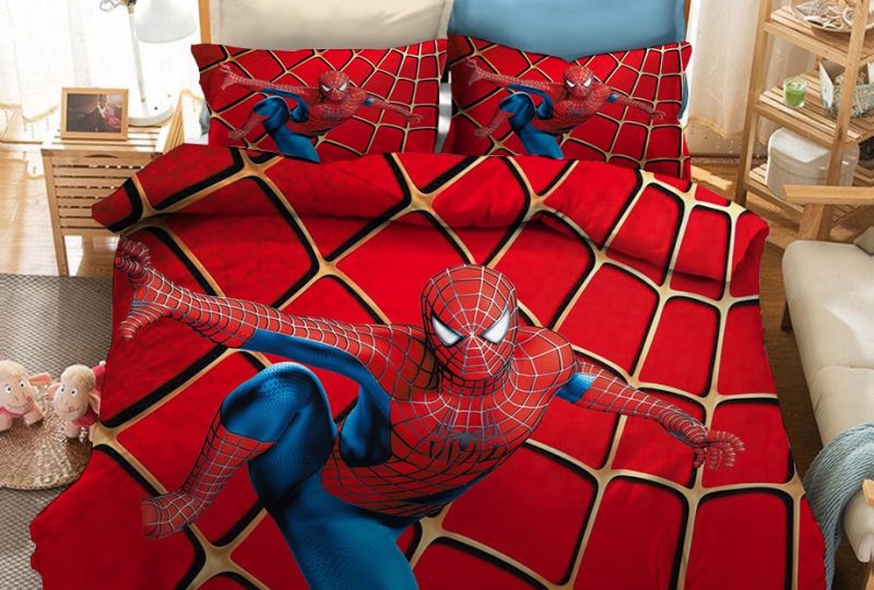 Parure de lit rouge Spiderman imprévisible. Bonne qualité, confortable et à la mode sur un lit dans une maison