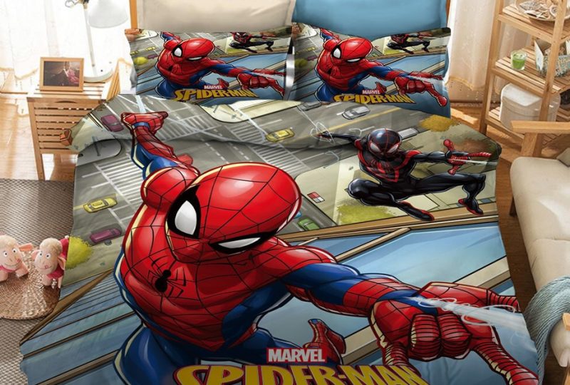 Parure de lit Spidermans en costume rouge et noire. Bonne qualité, confortable et à la mode sur un lit dans une maison