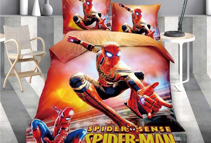 Parure de lit rouge Spiderman. Bonne qualité, confortable et à la mode sur un lit dans une maison