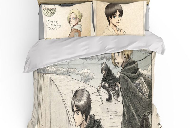 Parure de lit grise à motif Christa, Eren et Mikasa. Bonne qualité, confortable et à la mode sur un lit dans une maison