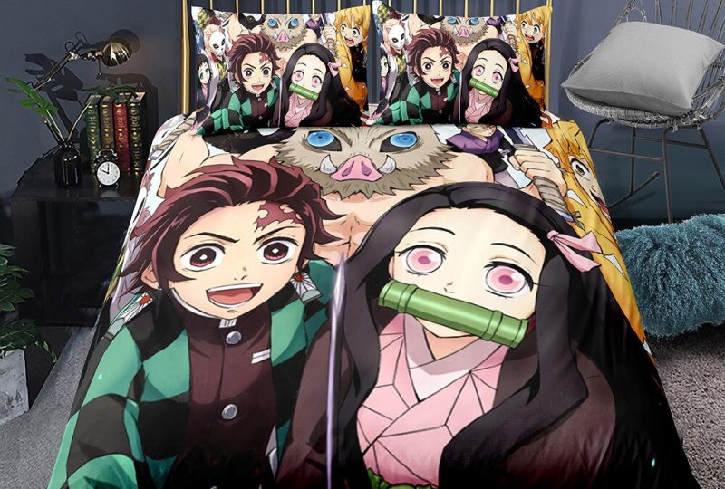 Parure de lit avec imprimé personnages Demon Slayer. Bonne qualité, confortable et à la mode sur un lit dans une maison