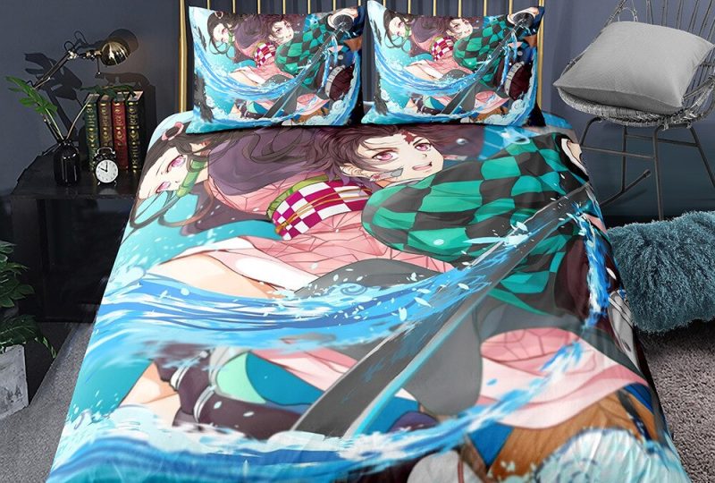 70021-cnqy8q.jpg Parure de lit bleu ciel Tanjiro et Nezuko Demon Slayer. Bonne qualité, confortable et à la mode sur un lit dans une maison